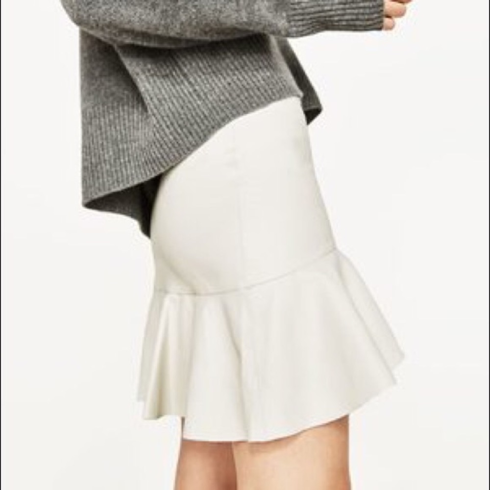 ZARA WHITE FAUX LEATHER RUFFLE MINI SKIRT